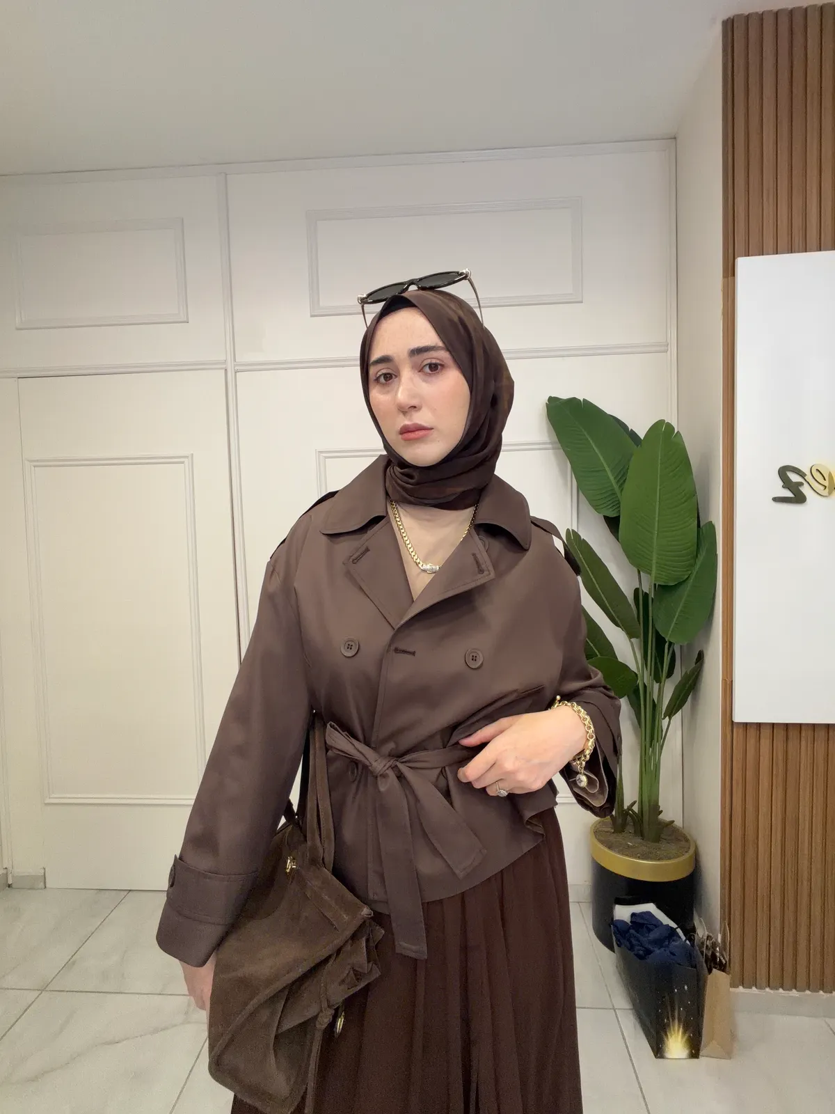 Kahverengi kısa trençkot 
