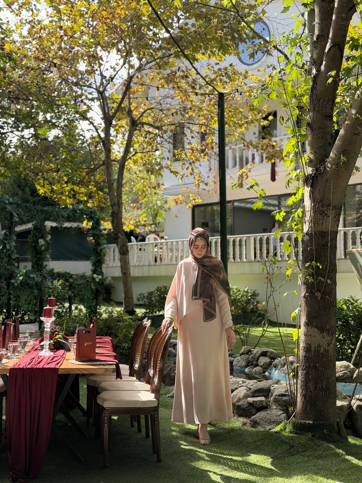 Pelerin detaylı elbise